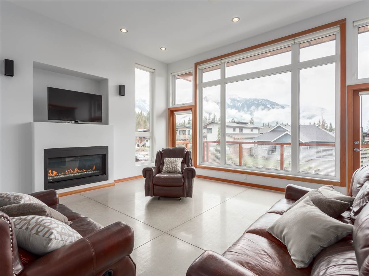 1056 Jay Crescent 3
