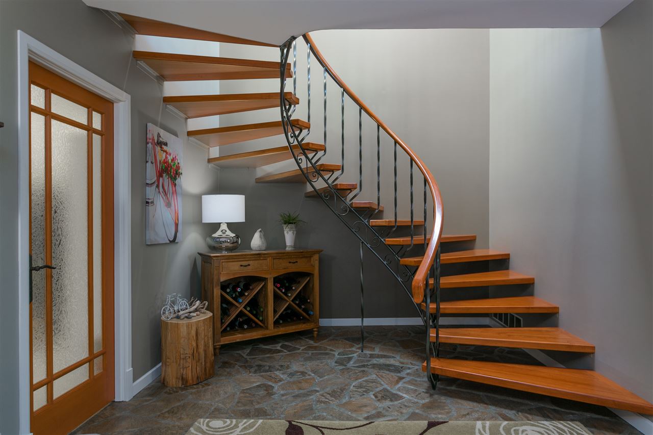 6625 Madrona Crescent, Horseshoe Bay 3