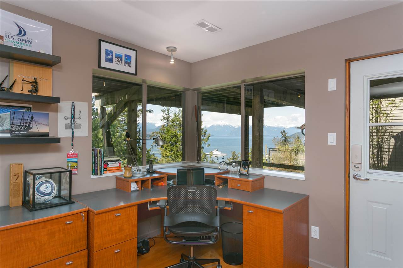 6625 Madrona Crescent, Horseshoe Bay 12