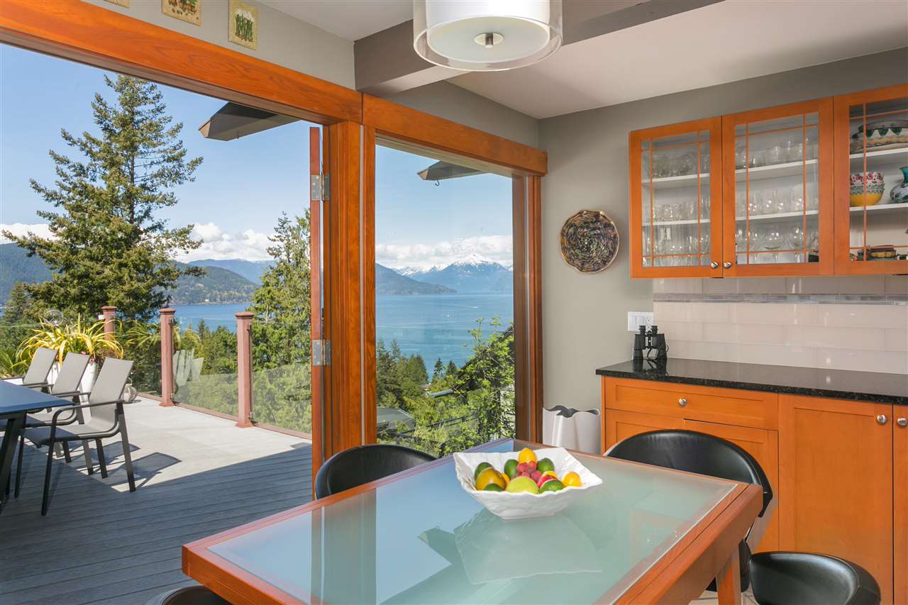 6625 Madrona Crescent, Horseshoe Bay 10