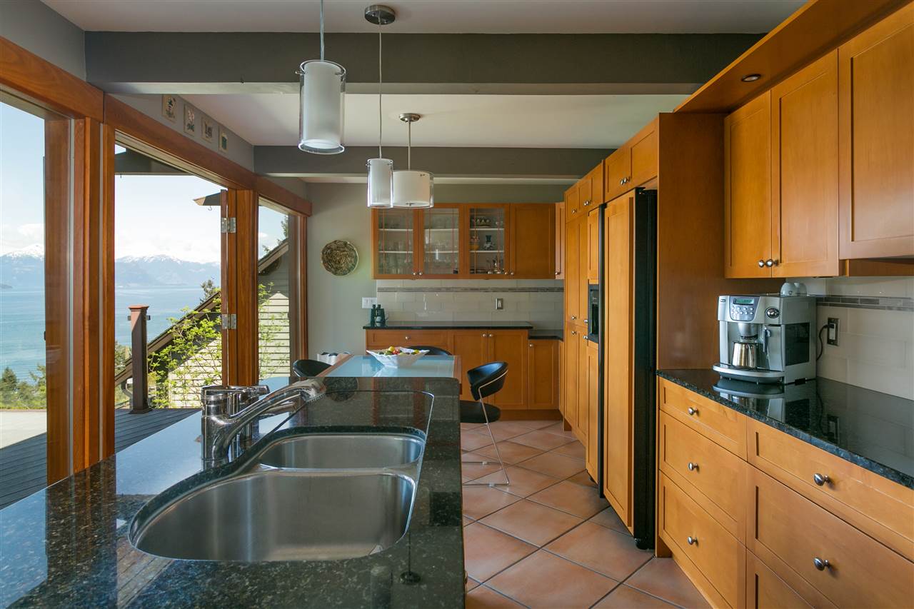 6625 Madrona Crescent, Horseshoe Bay 8
