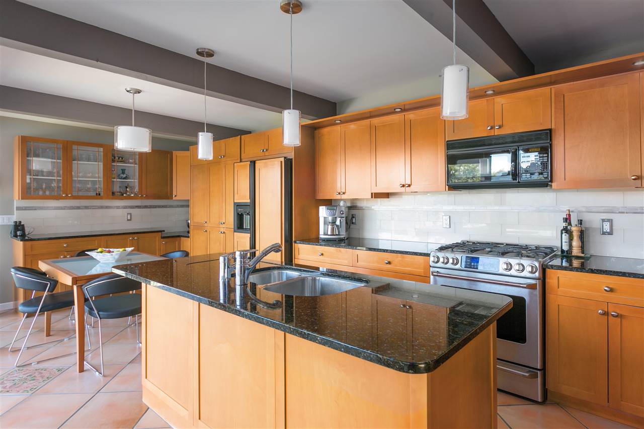 6625 Madrona Crescent, Horseshoe Bay 7
