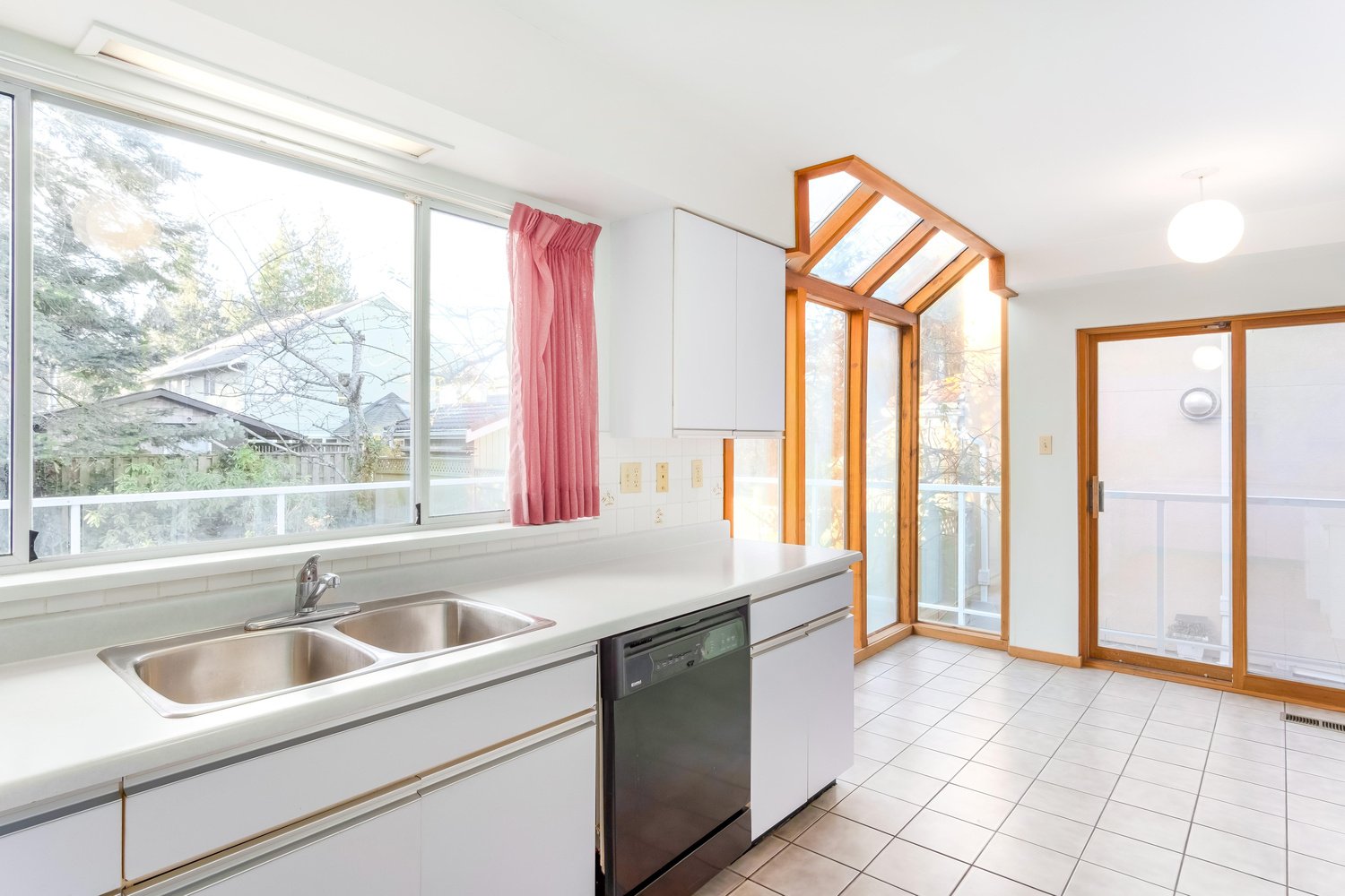 6438 Rosebery Ave 13