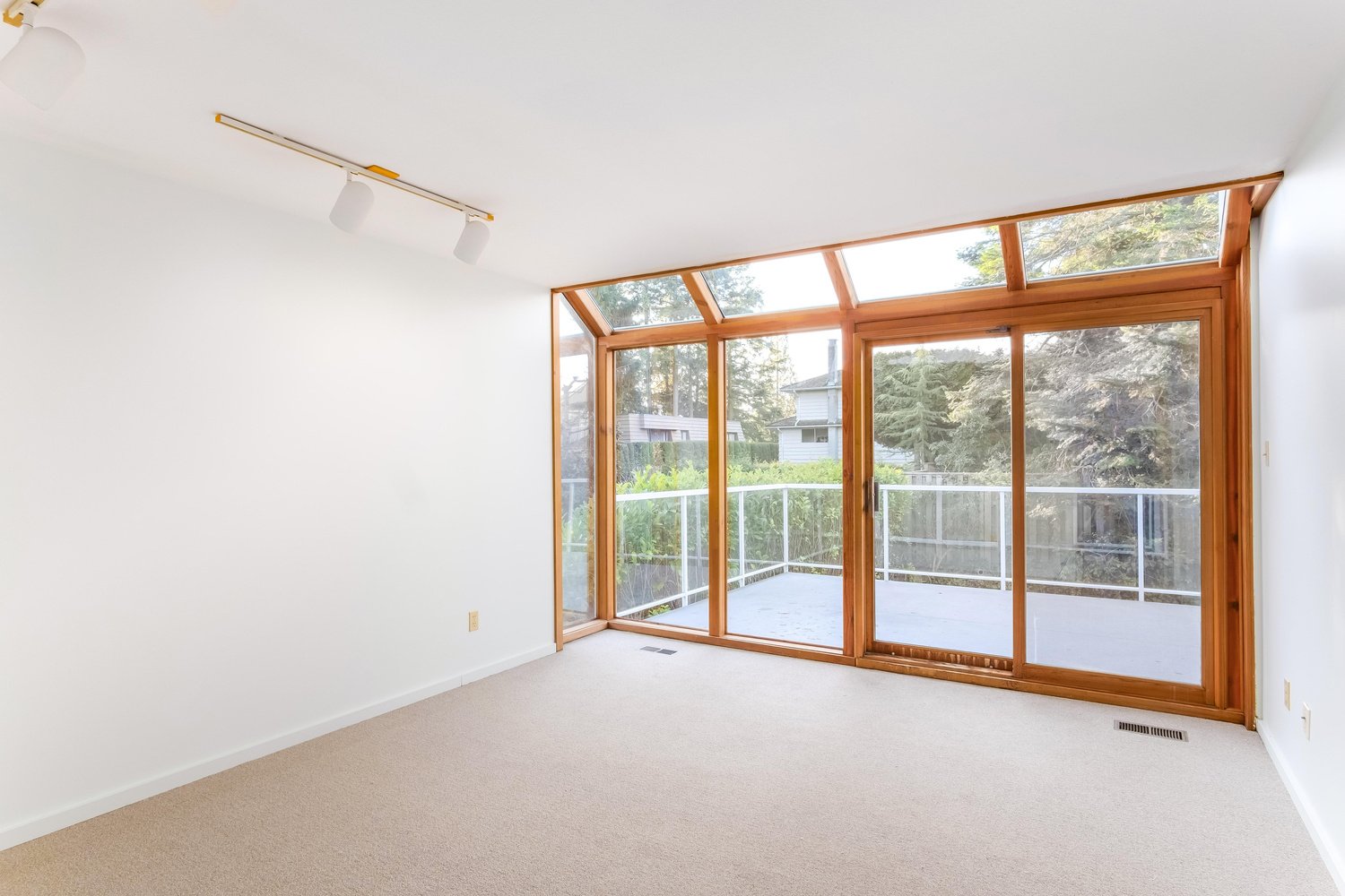 6438 Rosebery Ave 16