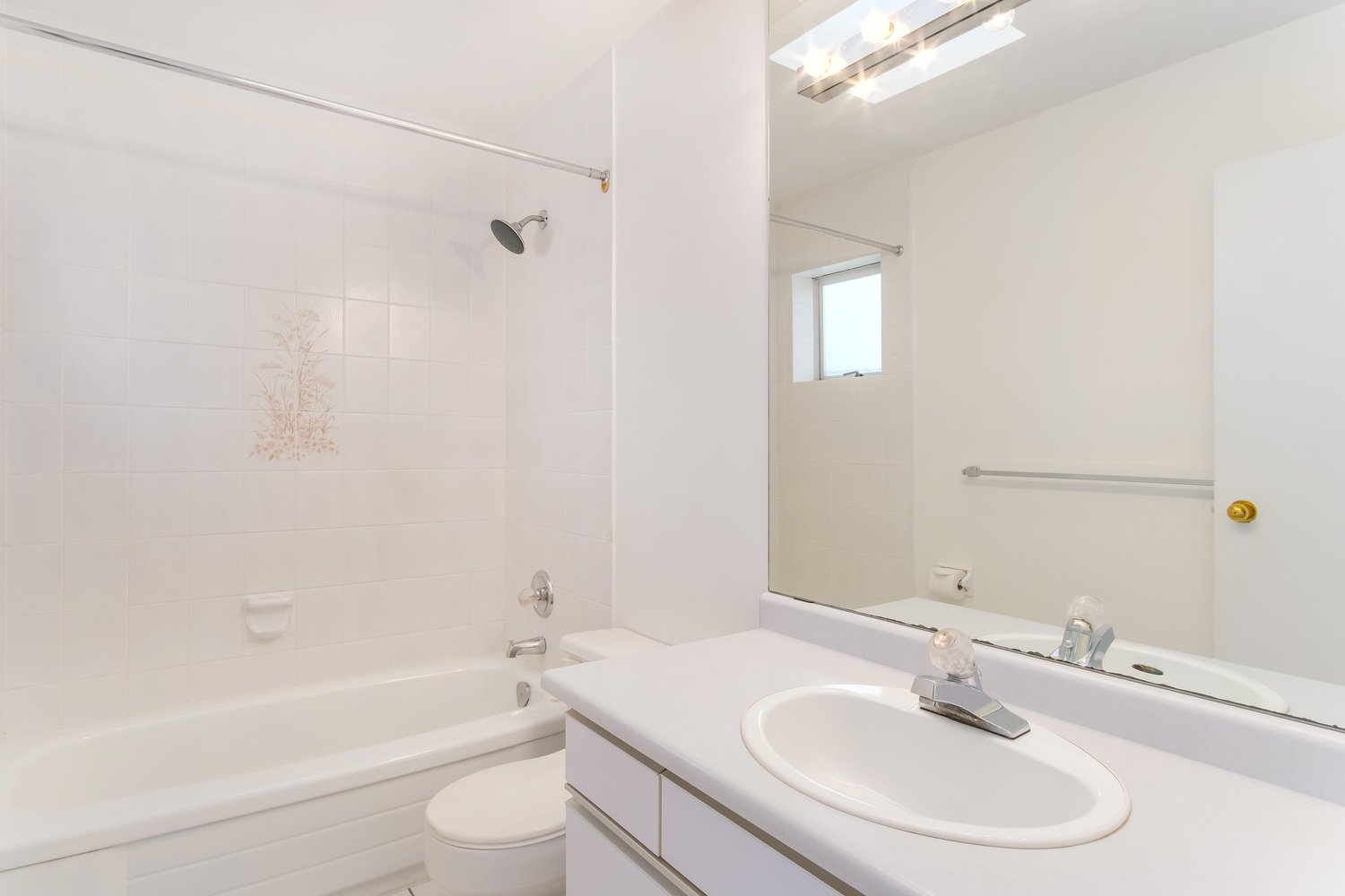 6438 Rosebery Ave 23