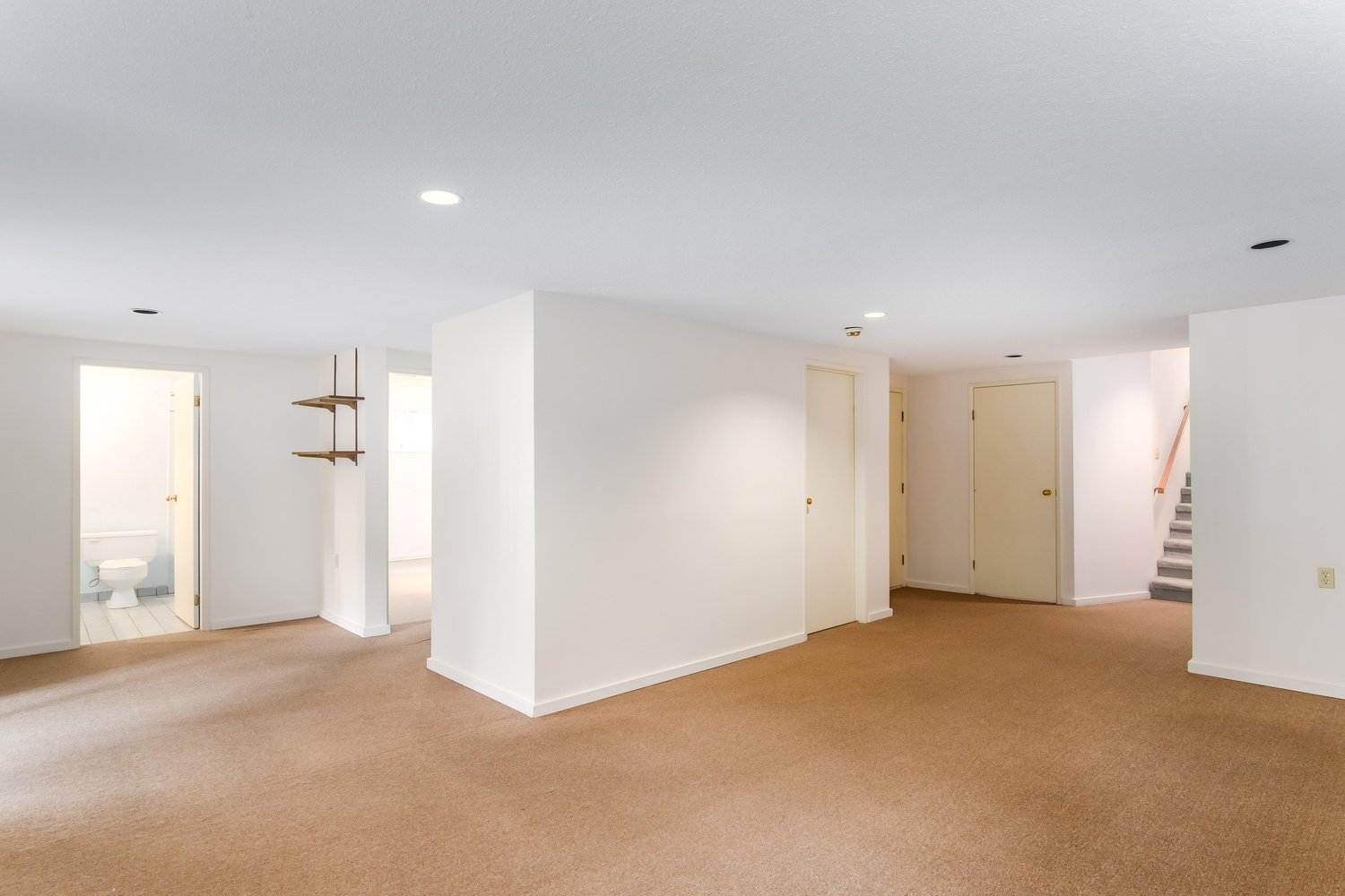 6438 Rosebery Ave 24