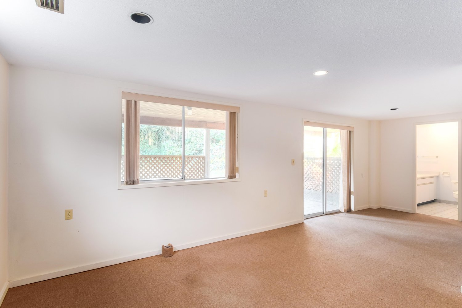 6438 Rosebery Ave 25