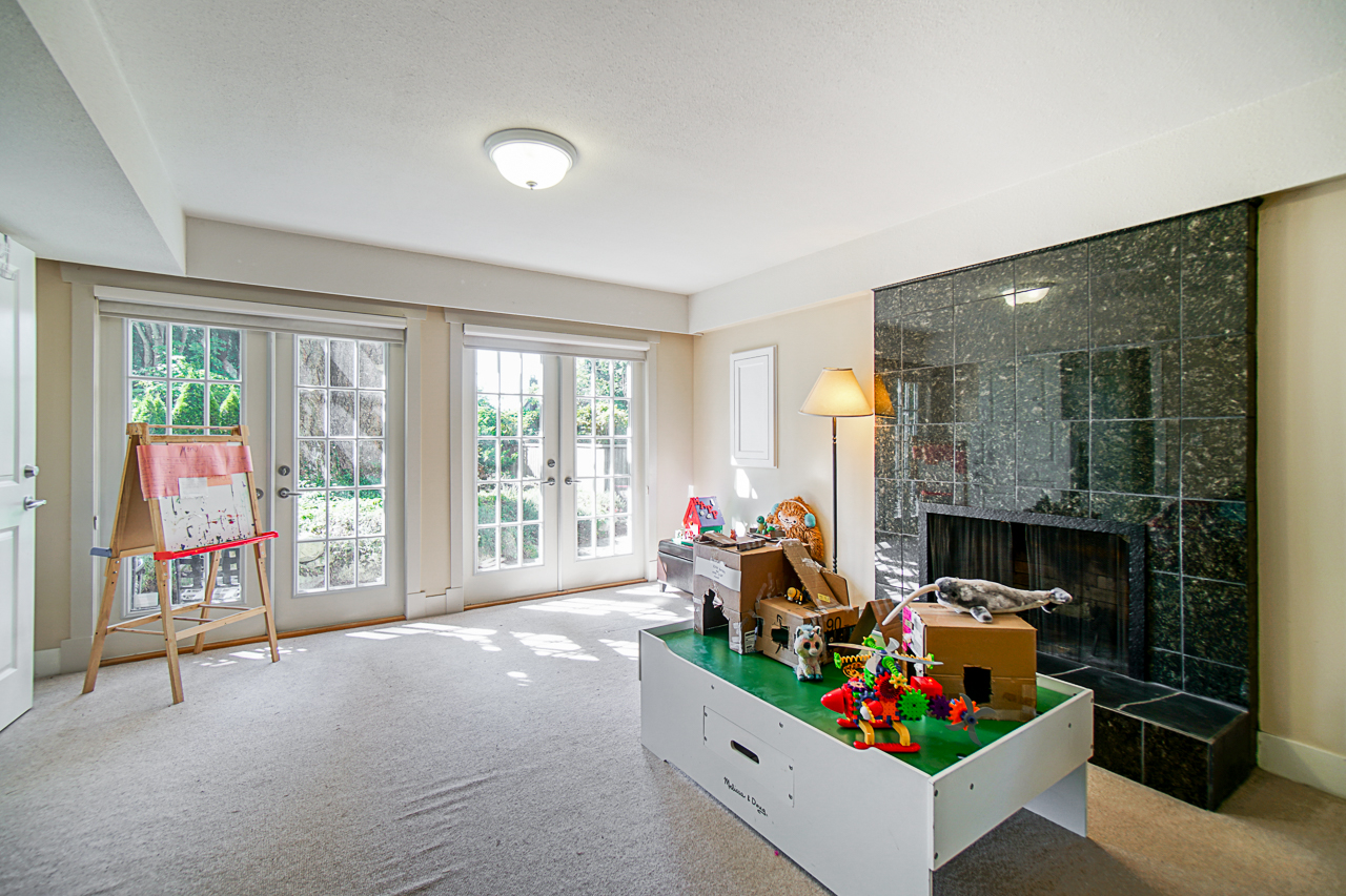 686 E Kings Road 25