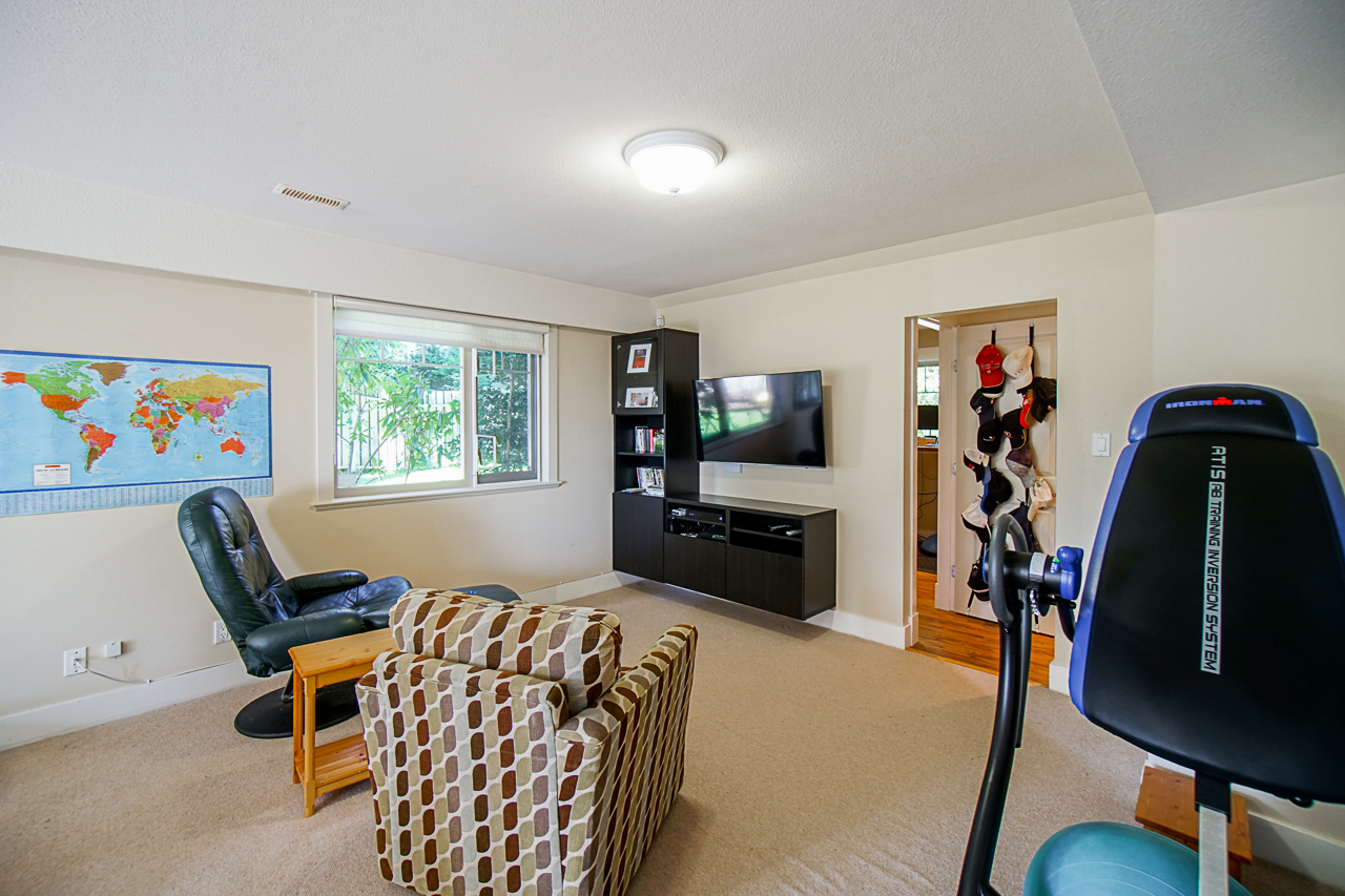 686 E Kings Road 23
